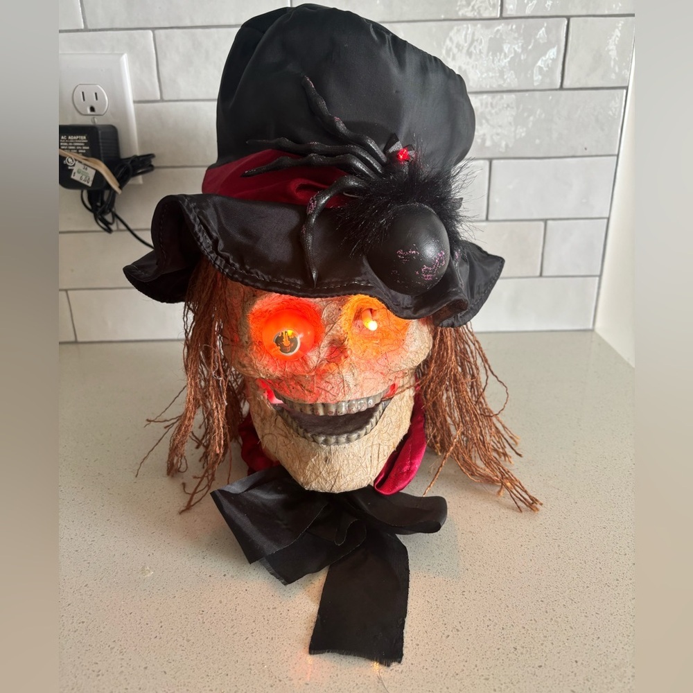 Trick Or Treat Bugging Eye Skull Indoor Halloween Prop Lights Up & Moves Rare